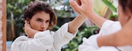 Narcisismul: trasaturi, cauze si impactul asupra relatiilor